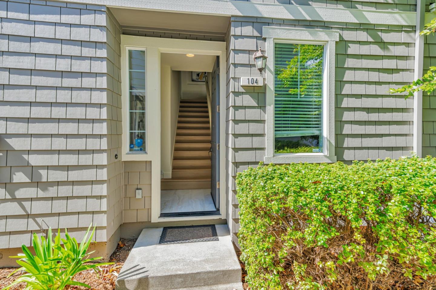 Detail Gallery Image 2 of 38 For 100 Live Oak Way #104,  Belmont,  CA 94002 - 2 Beds | 2/1 Baths