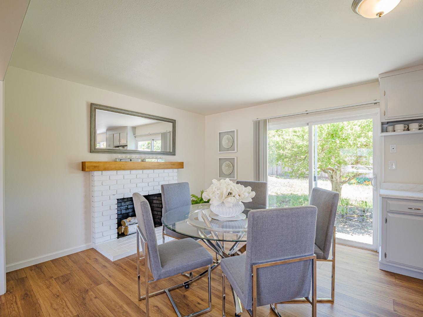 Detail Gallery Image 14 of 51 For 917 Sir Francis Ave, Capitola,  CA 95010 - 6 Beds | 2/1 Baths