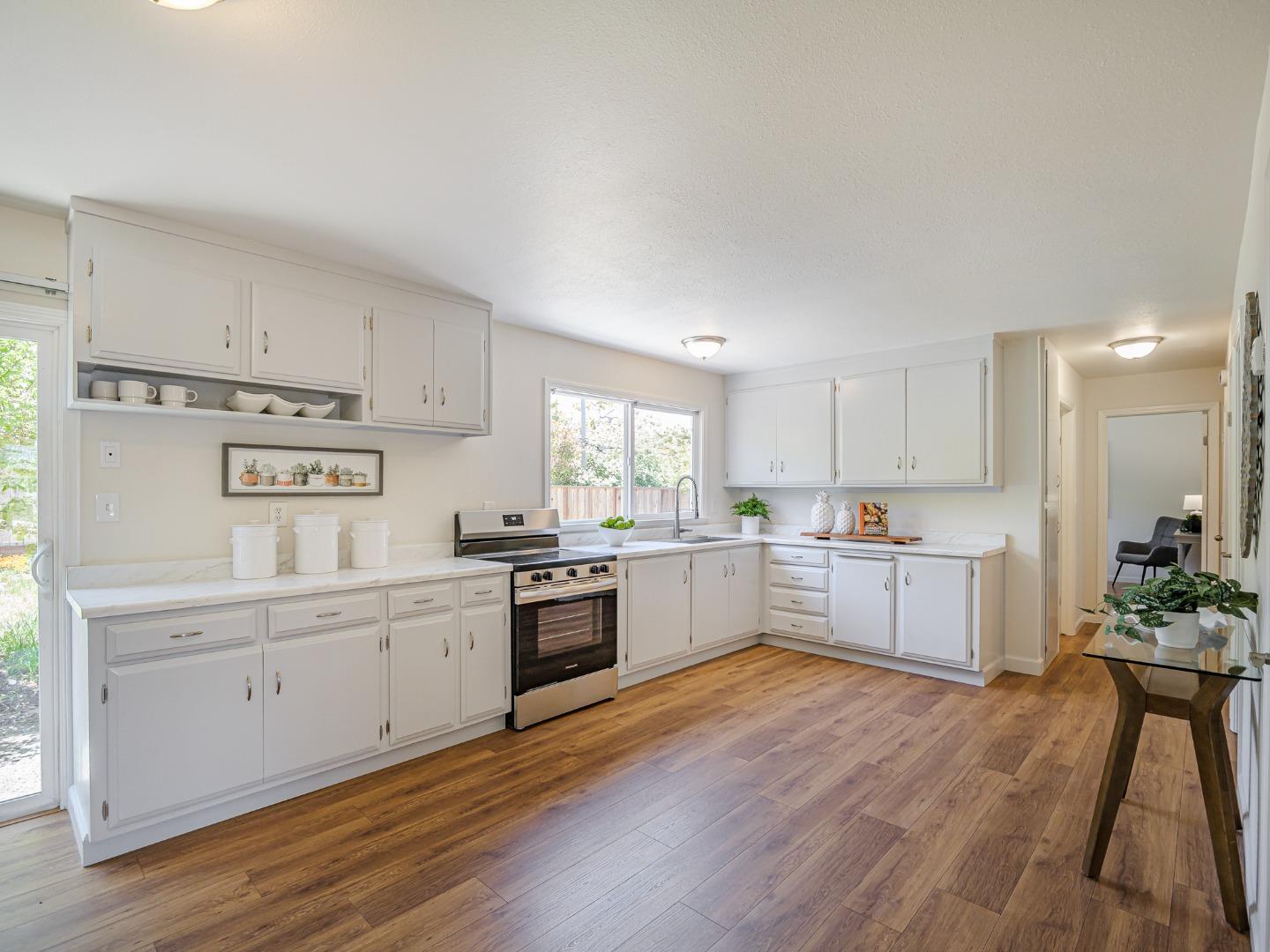 Detail Gallery Image 17 of 51 For 917 Sir Francis Ave, Capitola,  CA 95010 - 6 Beds | 2/1 Baths