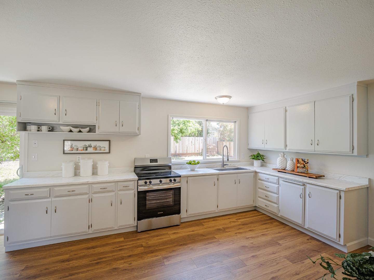Detail Gallery Image 18 of 51 For 917 Sir Francis Ave, Capitola,  CA 95010 - 6 Beds | 2/1 Baths
