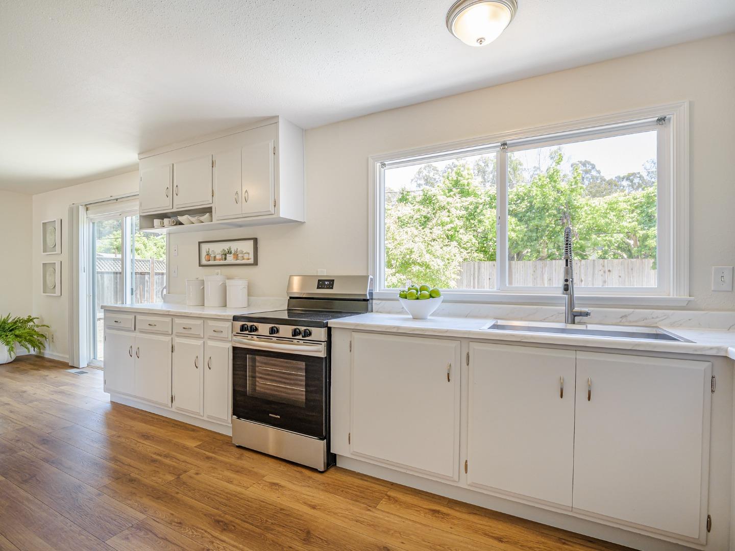 Detail Gallery Image 19 of 51 For 917 Sir Francis Ave, Capitola,  CA 95010 - 6 Beds | 2/1 Baths