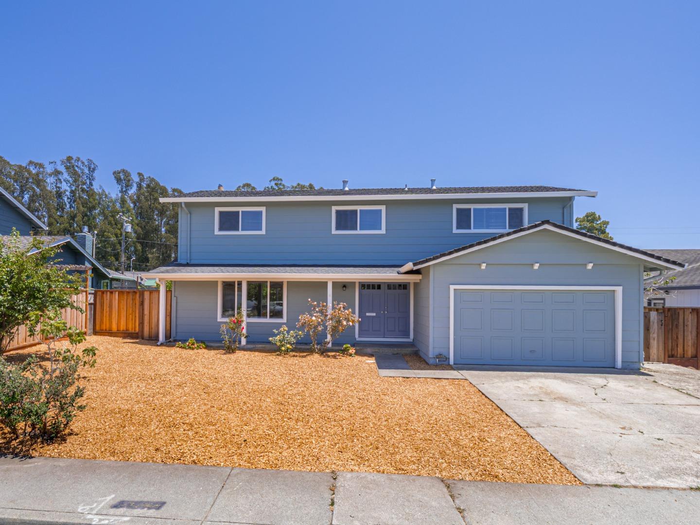 Detail Gallery Image 3 of 51 For 917 Sir Francis Ave, Capitola,  CA 95010 - 6 Beds | 2/1 Baths