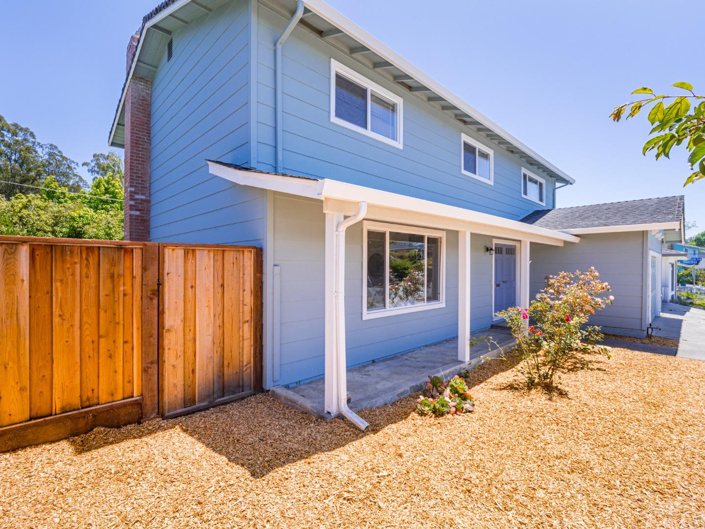 Detail Gallery Image 4 of 51 For 917 Sir Francis Ave, Capitola,  CA 95010 - 6 Beds | 2/1 Baths