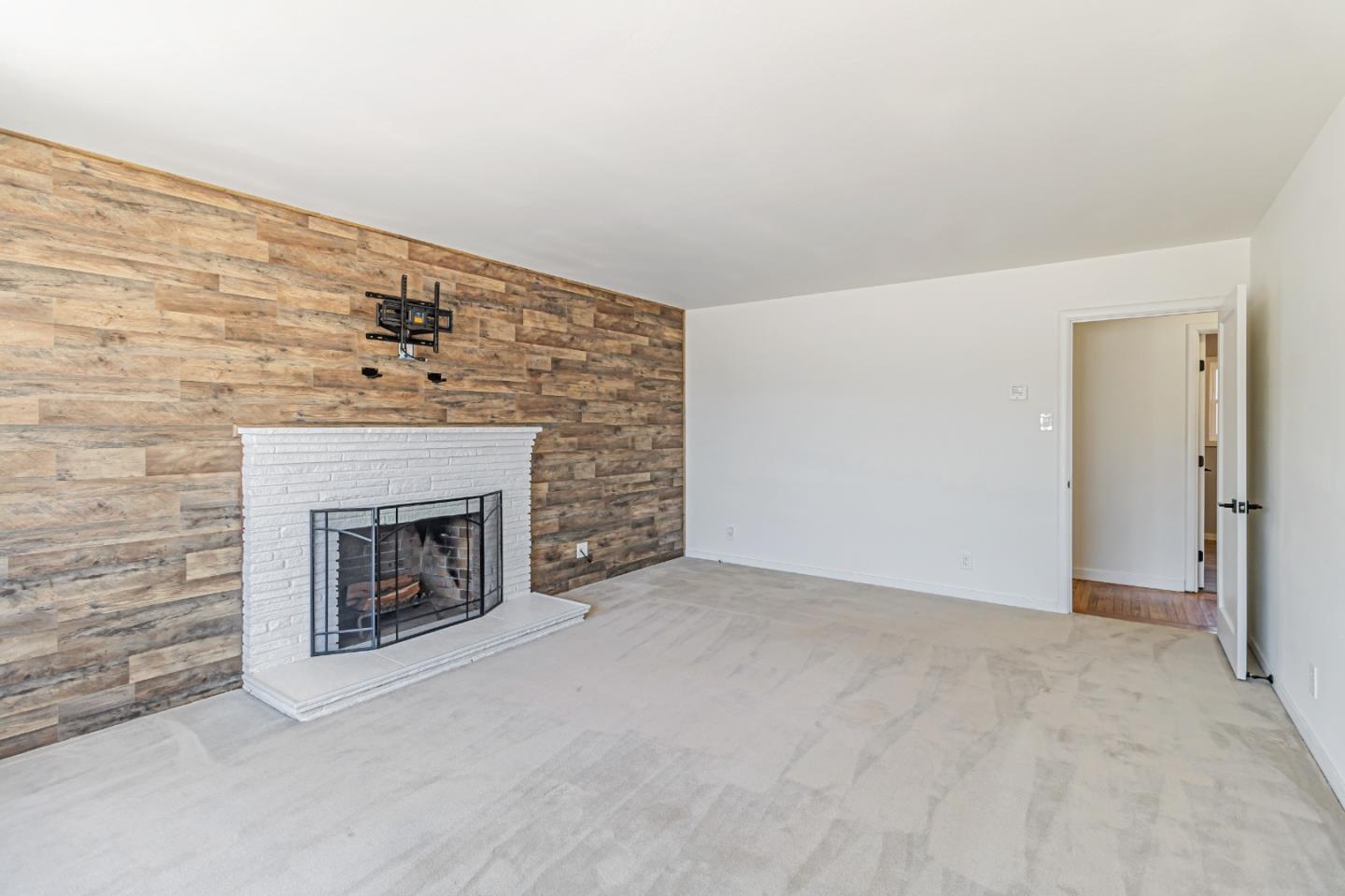 Detail Gallery Image 4 of 42 For 624 Filbert St, Half Moon Bay,  CA 94019 - 2 Beds | 1 Baths