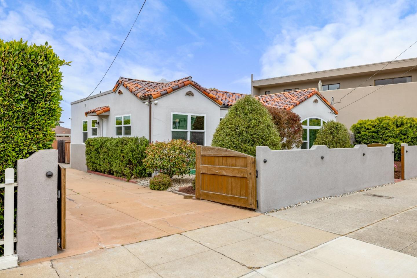 Detail Gallery Image 2 of 23 For 118 El Dorado St, Monterey,  CA 93940 - 2 Beds | 1 Baths