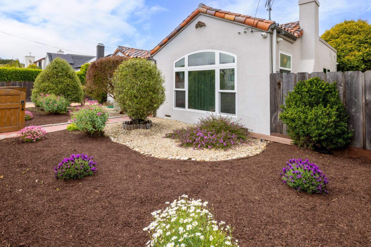 Detail Gallery Image 3 of 23 For 118 El Dorado St, Monterey,  CA 93940 - 2 Beds | 1 Baths
