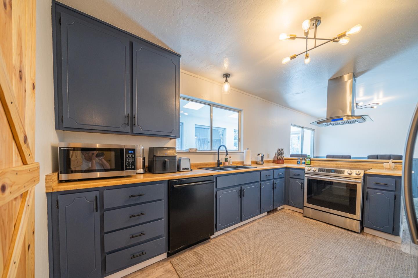 Detail Gallery Image 12 of 36 For 941 Sunset Dr, South Lake Tahoe,  CA 96150 - 3 Beds | 2 Baths