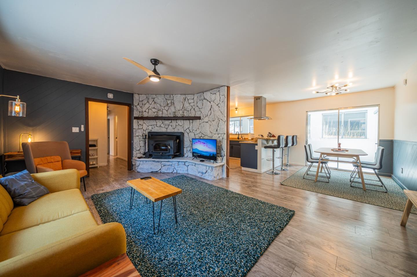 Detail Gallery Image 18 of 36 For 941 Sunset Dr, South Lake Tahoe,  CA 96150 - 3 Beds | 2 Baths