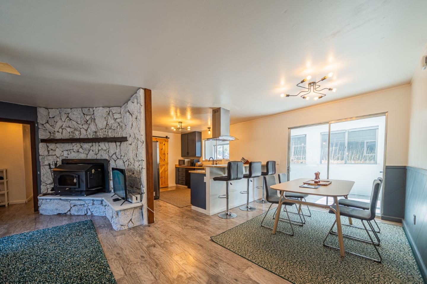 Detail Gallery Image 19 of 36 For 941 Sunset Dr, South Lake Tahoe,  CA 96150 - 3 Beds | 2 Baths