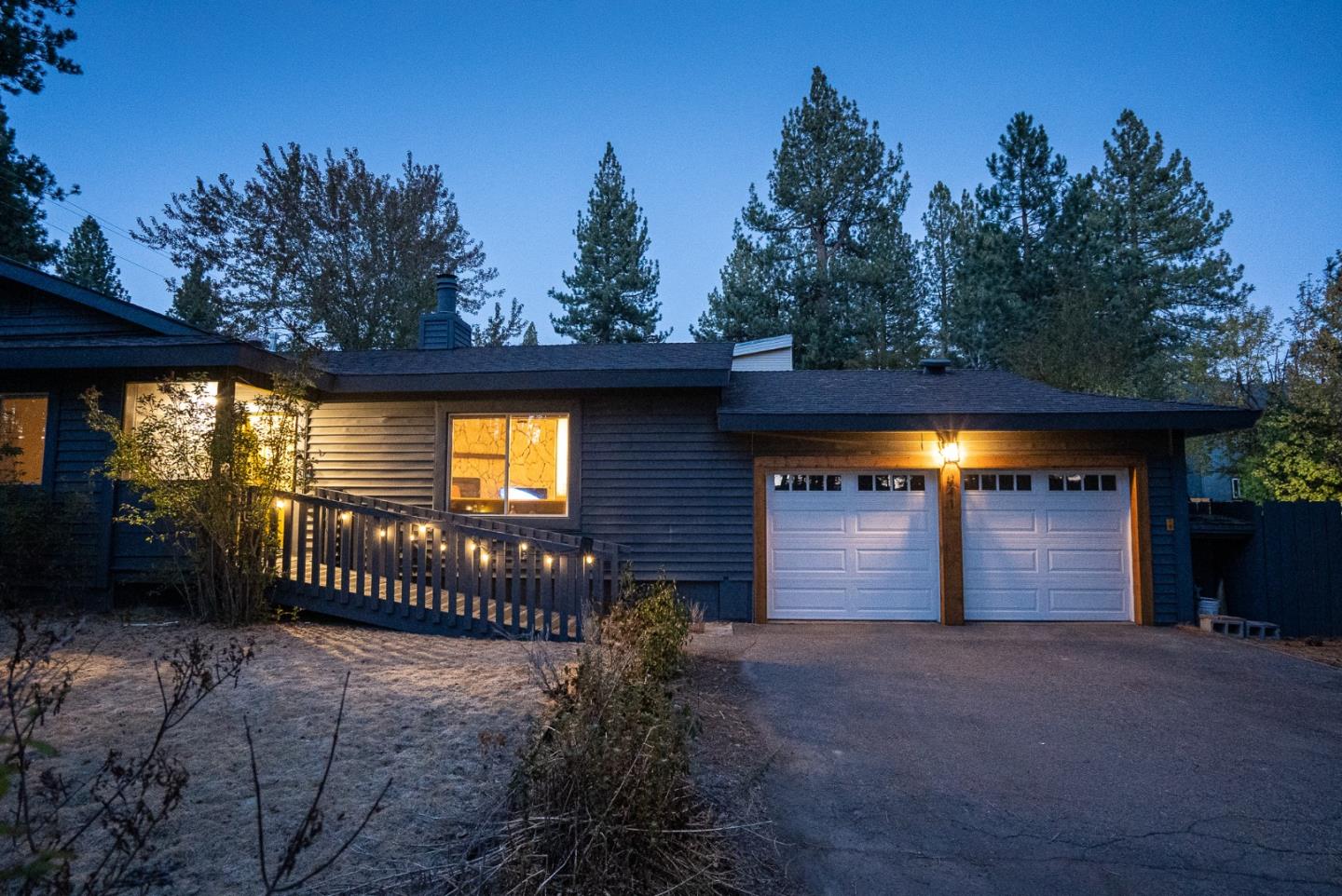 Detail Gallery Image 2 of 36 For 941 Sunset Dr, South Lake Tahoe,  CA 96150 - 3 Beds | 2 Baths