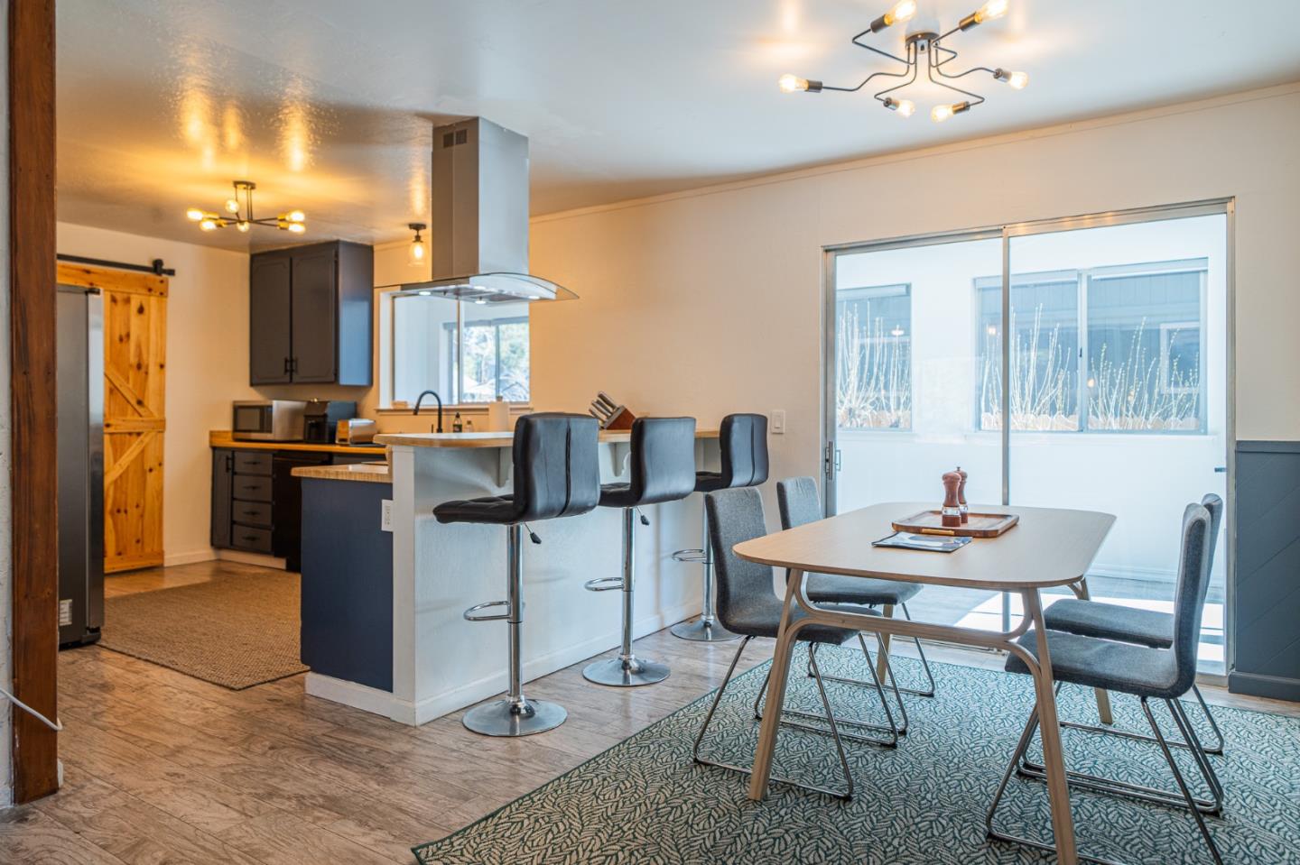 Detail Gallery Image 20 of 36 For 941 Sunset Dr, South Lake Tahoe,  CA 96150 - 3 Beds | 2 Baths