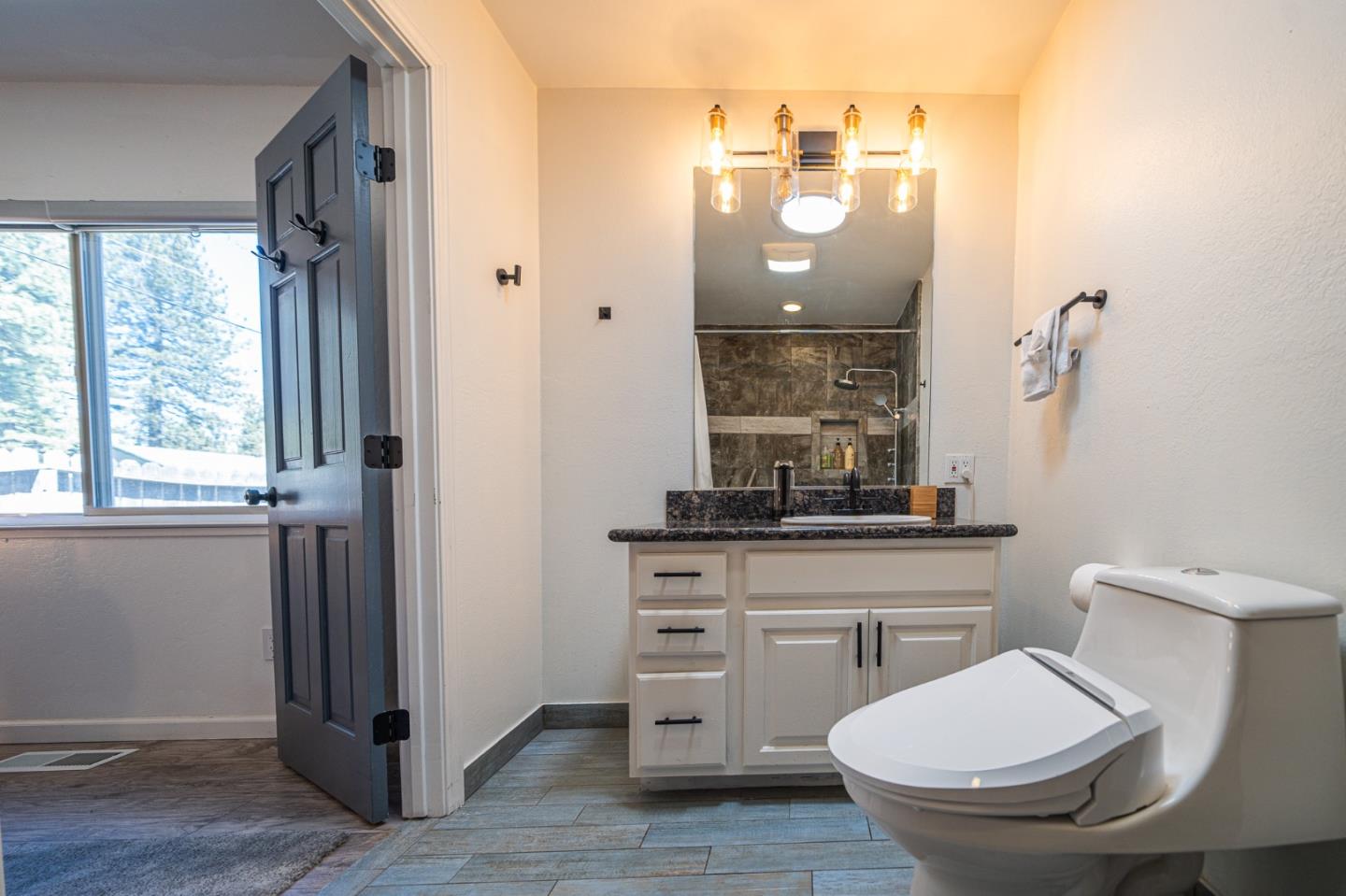 Detail Gallery Image 25 of 36 For 941 Sunset Dr, South Lake Tahoe,  CA 96150 - 3 Beds | 2 Baths