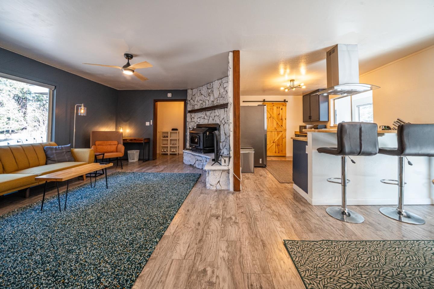 Detail Gallery Image 3 of 36 For 941 Sunset Dr, South Lake Tahoe,  CA 96150 - 3 Beds | 2 Baths