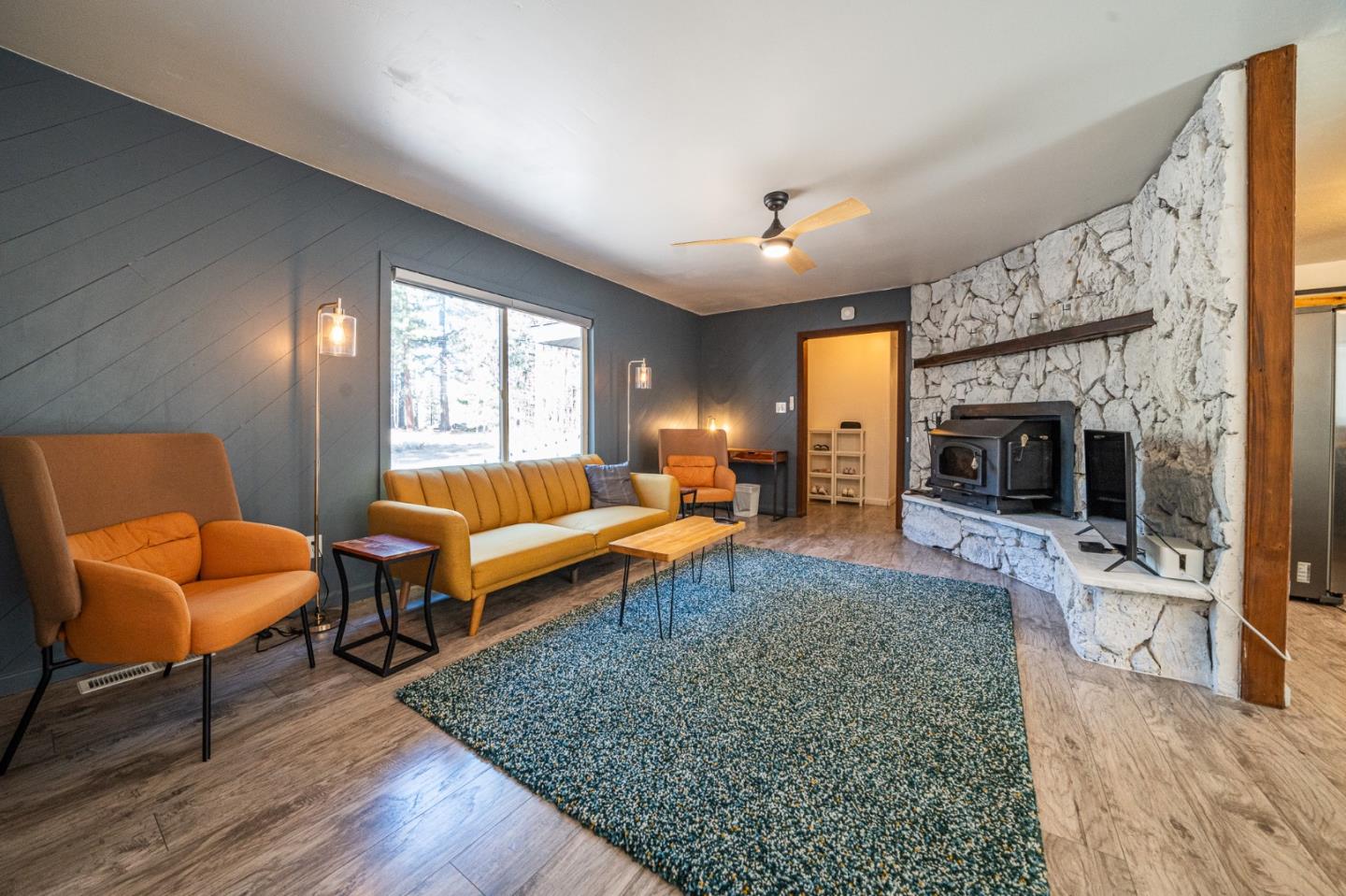 Detail Gallery Image 4 of 36 For 941 Sunset Dr, South Lake Tahoe,  CA 96150 - 3 Beds | 2 Baths