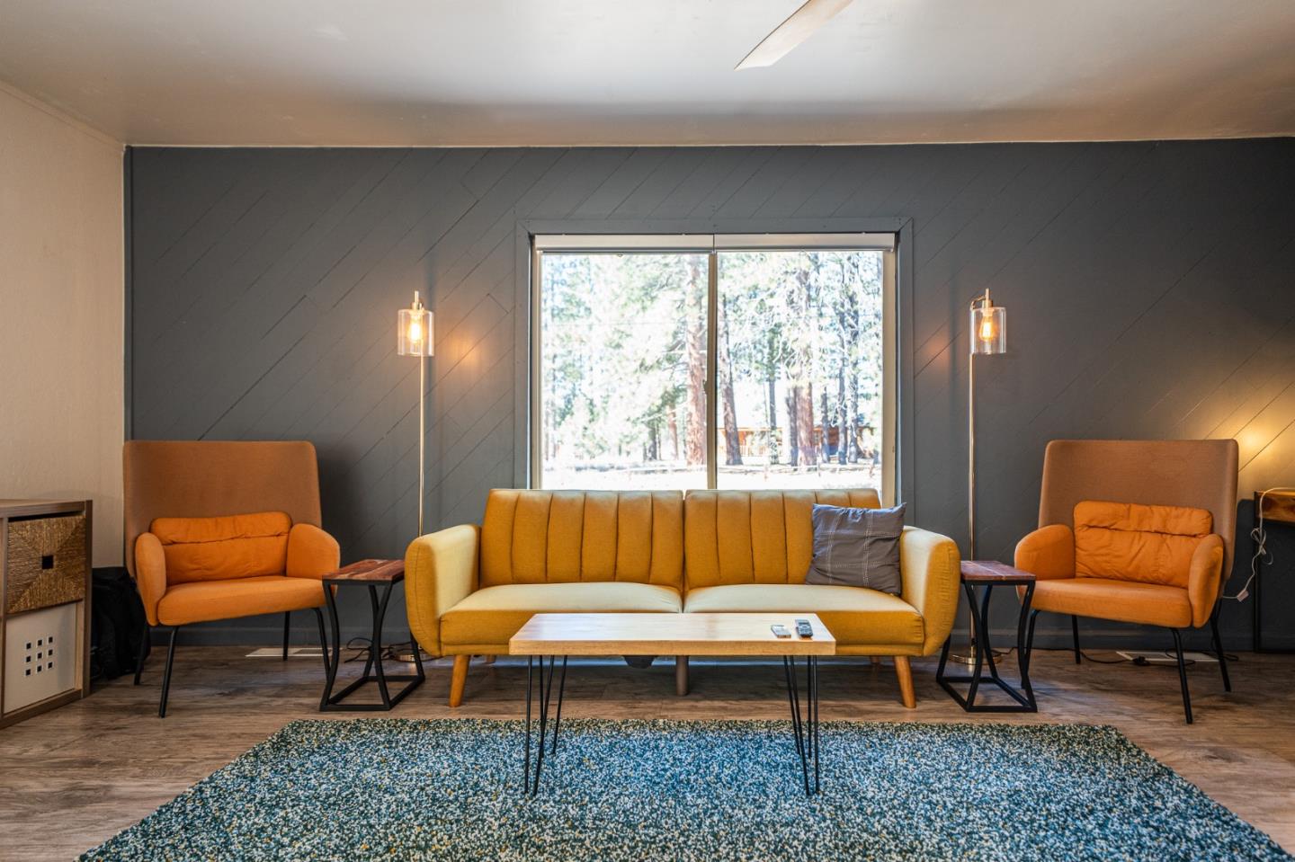 Detail Gallery Image 5 of 36 For 941 Sunset Dr, South Lake Tahoe,  CA 96150 - 3 Beds | 2 Baths