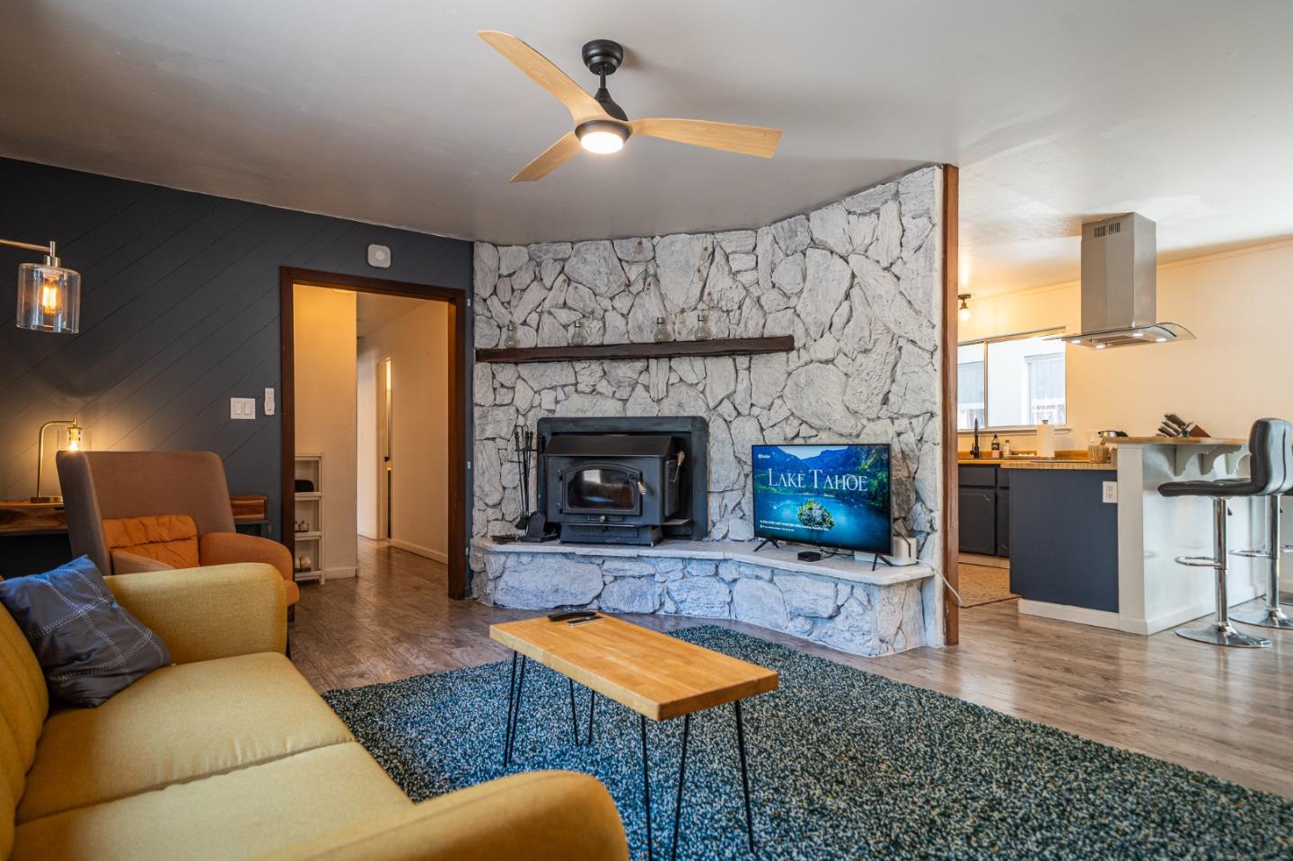Detail Gallery Image 6 of 36 For 941 Sunset Dr, South Lake Tahoe,  CA 96150 - 3 Beds | 2 Baths