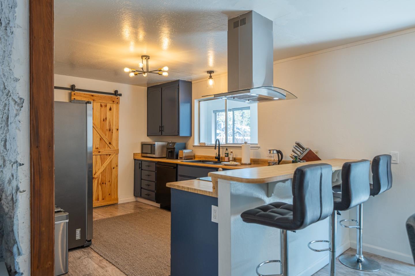 Detail Gallery Image 7 of 36 For 941 Sunset Dr, South Lake Tahoe,  CA 96150 - 3 Beds | 2 Baths