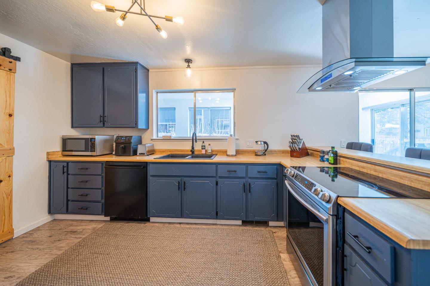 Detail Gallery Image 8 of 36 For 941 Sunset Dr, South Lake Tahoe,  CA 96150 - 3 Beds | 2 Baths
