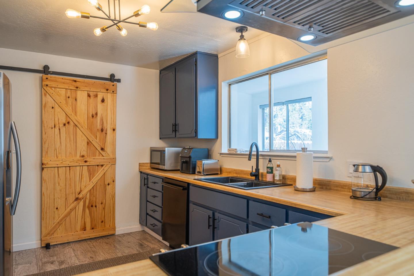 Detail Gallery Image 9 of 36 For 941 Sunset Dr, South Lake Tahoe,  CA 96150 - 3 Beds | 2 Baths