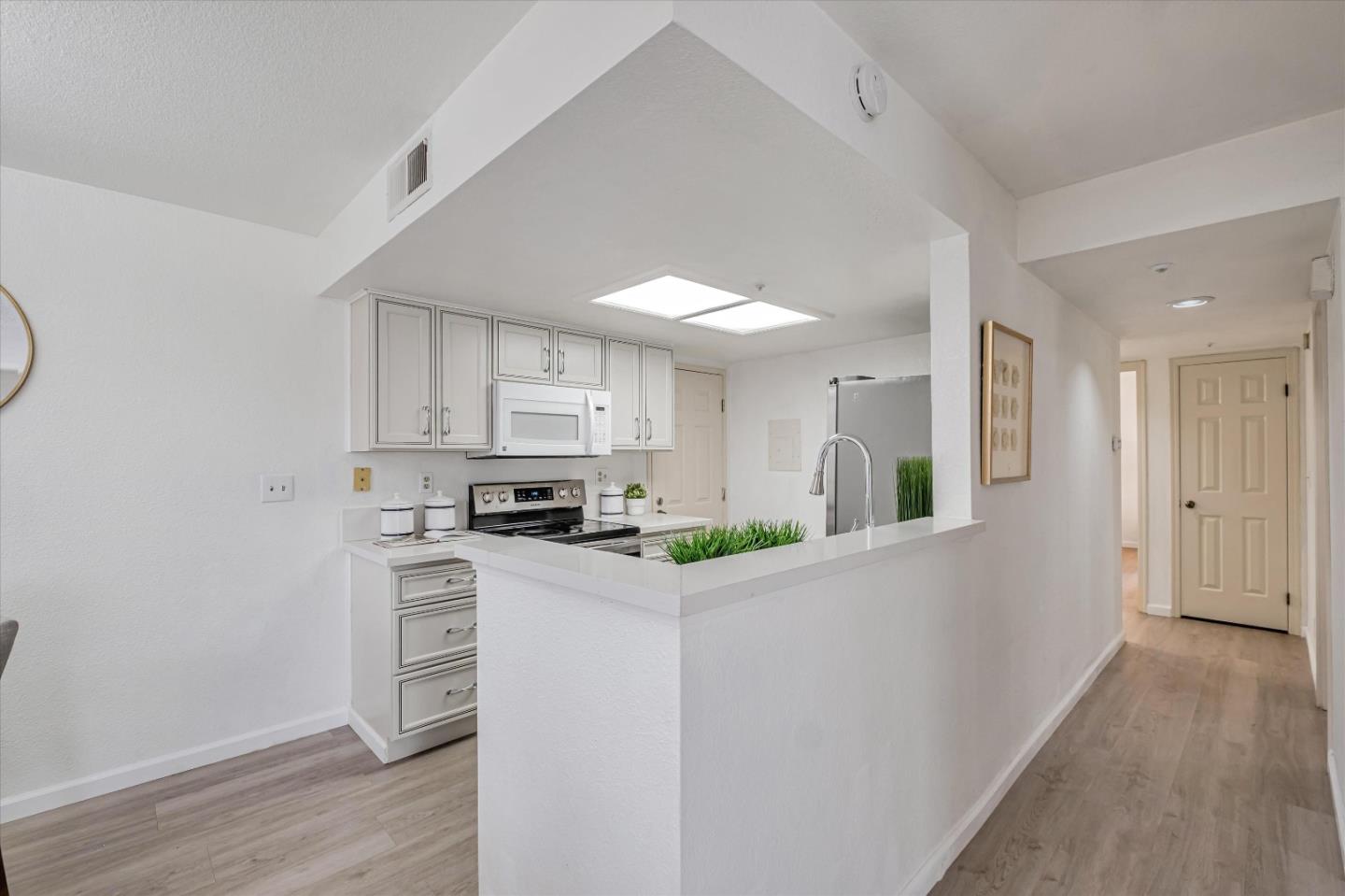 Detail Gallery Image 10 of 33 For 102 Crossing Ct, Hayward,  CA 94544 - 2 Beds | 1 Baths