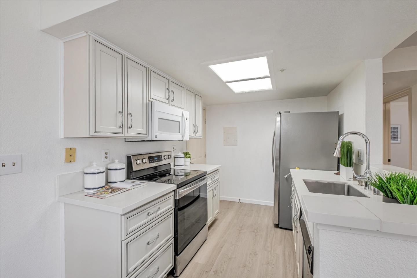 Detail Gallery Image 11 of 33 For 102 Crossing Ct, Hayward,  CA 94544 - 2 Beds | 1 Baths