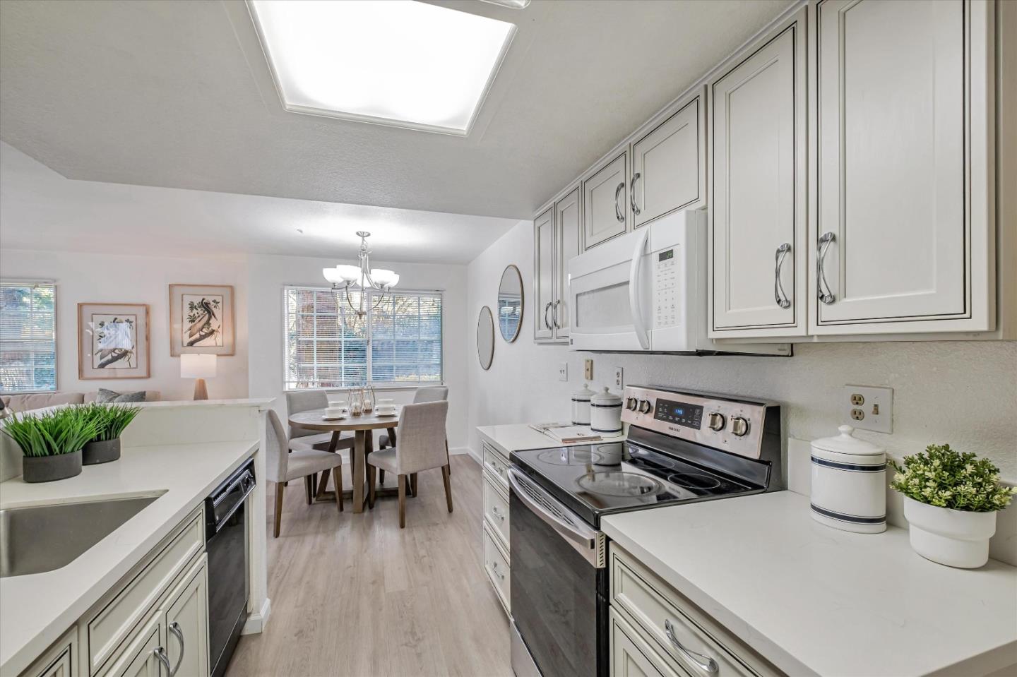 Detail Gallery Image 14 of 33 For 102 Crossing Ct, Hayward,  CA 94544 - 2 Beds | 1 Baths