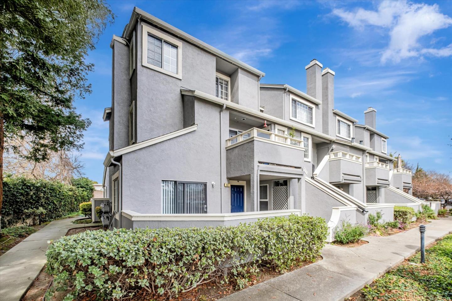 Detail Gallery Image 3 of 33 For 102 Crossing Ct, Hayward,  CA 94544 - 2 Beds | 1 Baths