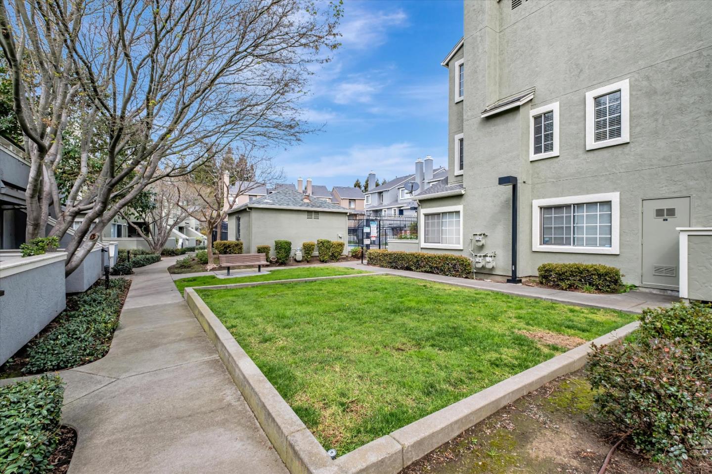 Detail Gallery Image 30 of 33 For 102 Crossing Ct, Hayward,  CA 94544 - 2 Beds | 1 Baths