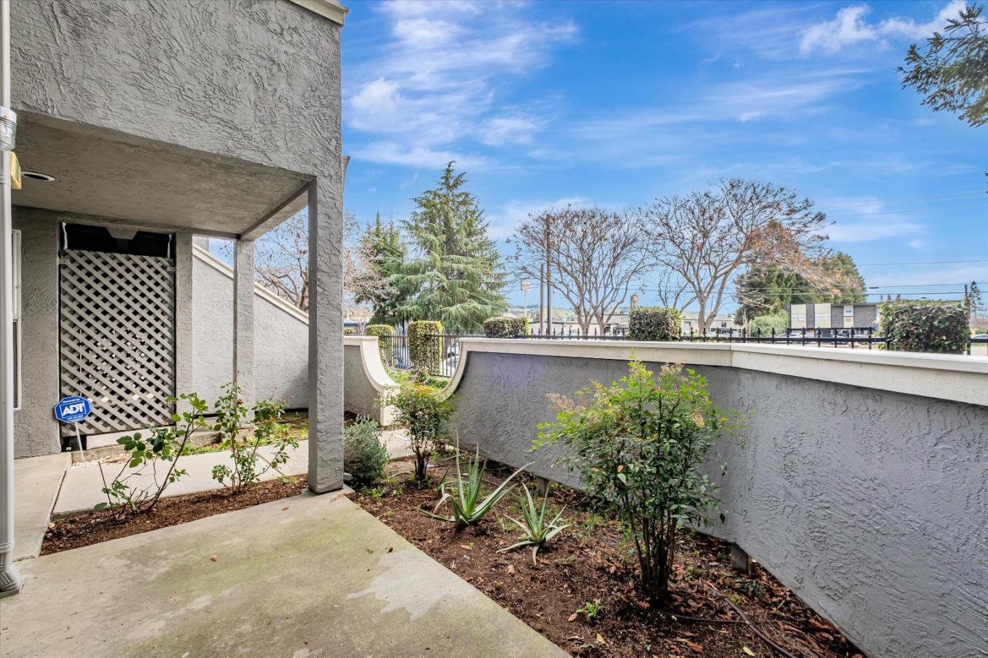 Detail Gallery Image 4 of 33 For 102 Crossing Ct, Hayward,  CA 94544 - 2 Beds | 1 Baths