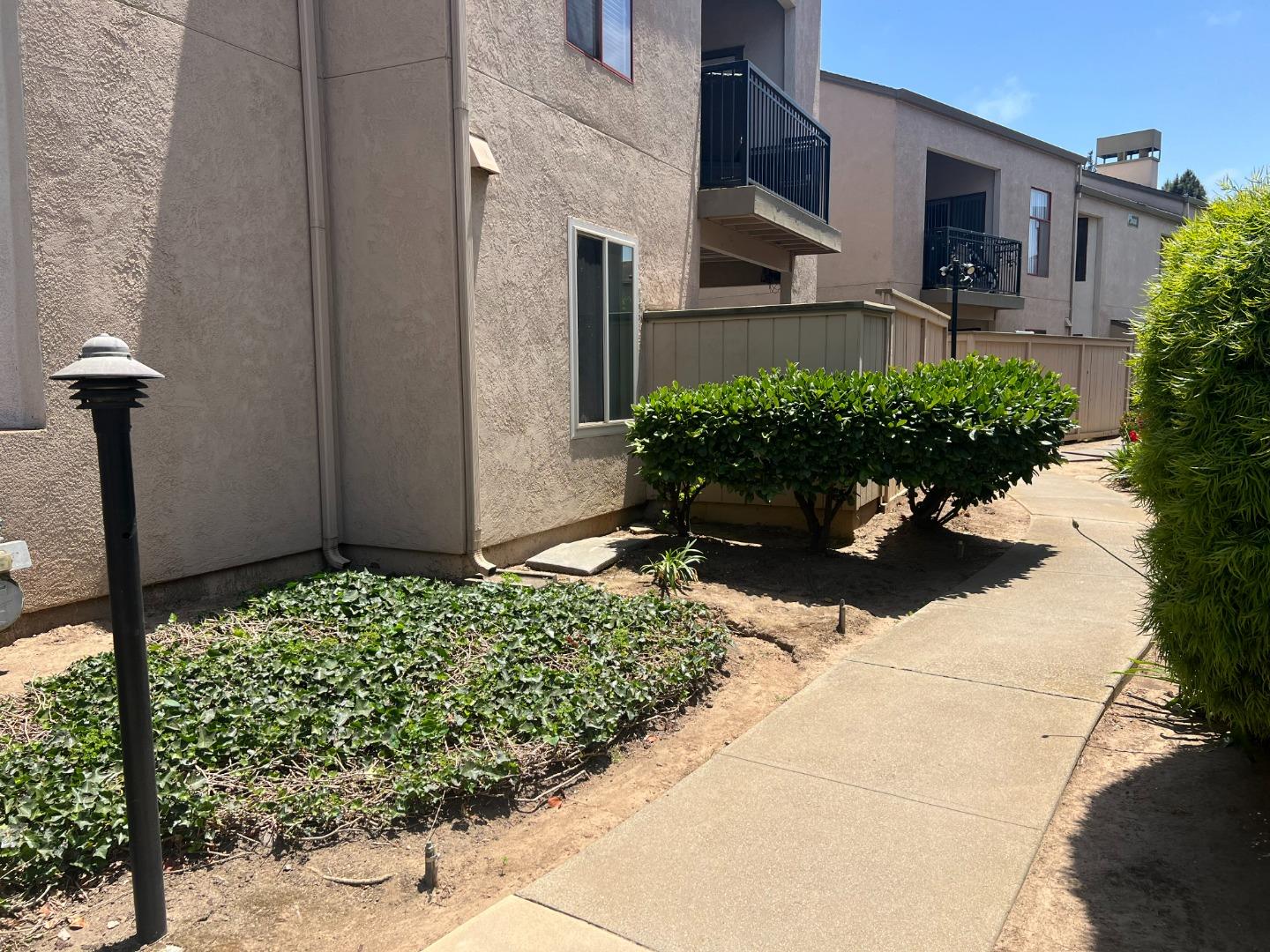 Detail Gallery Image 5 of 9 For 2412 N Main St #C,  Salinas,  CA 93906 - 2 Beds | 1/1 Baths