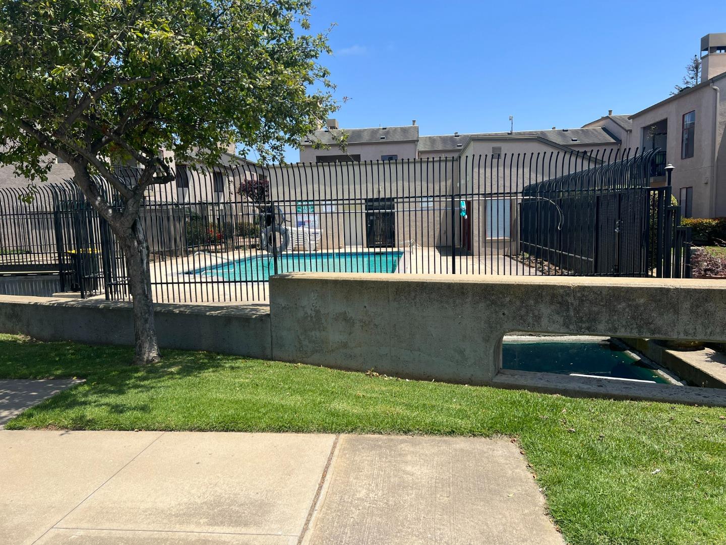 Detail Gallery Image 8 of 9 For 2412 N Main St #C,  Salinas,  CA 93906 - 2 Beds | 1/1 Baths