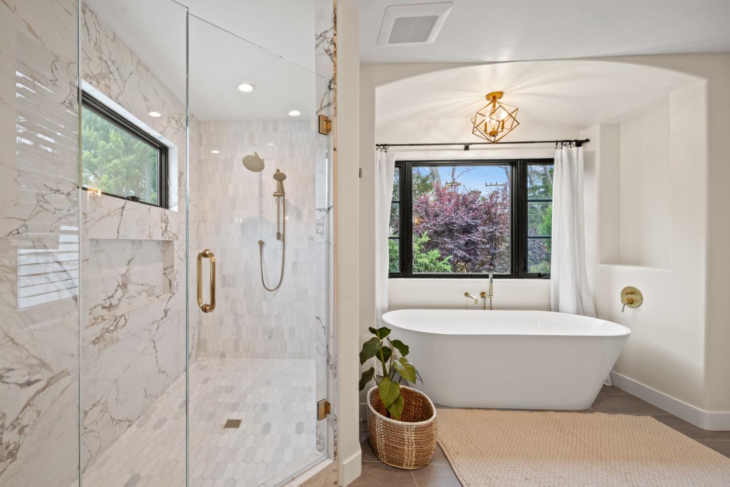 Detail Gallery Image 17 of 34 For 543 Asilomar Blvd, Pacific Grove,  CA 93950 - 5 Beds | 5/1 Baths