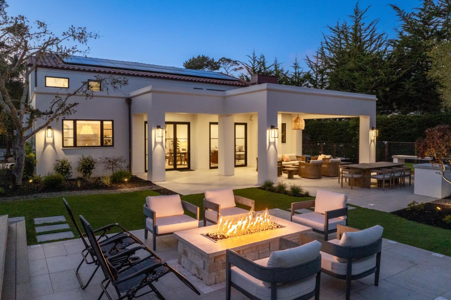 Detail Gallery Image 2 of 34 For 543 Asilomar Blvd, Pacific Grove,  CA 93950 - 5 Beds | 5/1 Baths