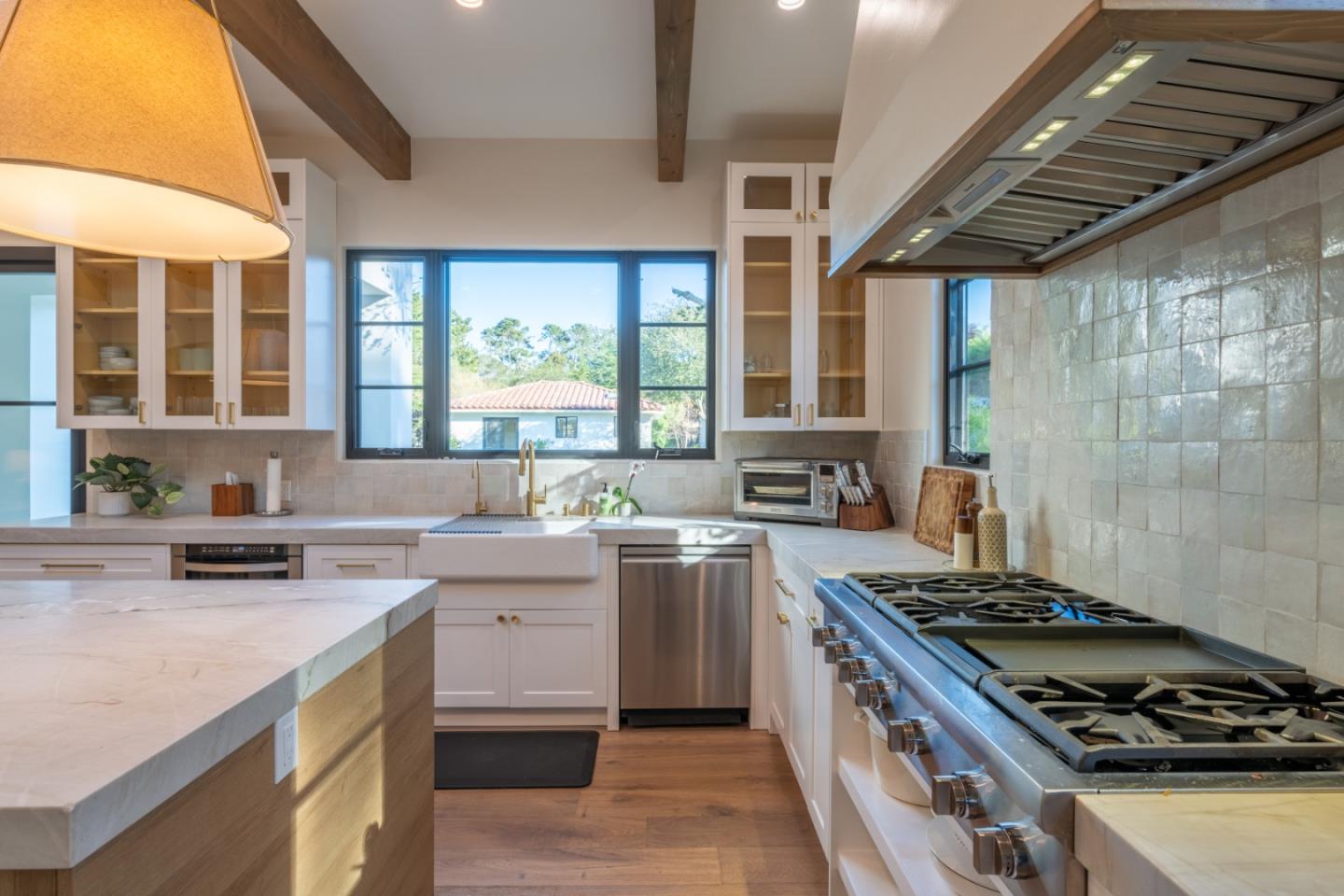 Detail Gallery Image 4 of 34 For 543 Asilomar Blvd, Pacific Grove,  CA 93950 - 5 Beds | 5/1 Baths