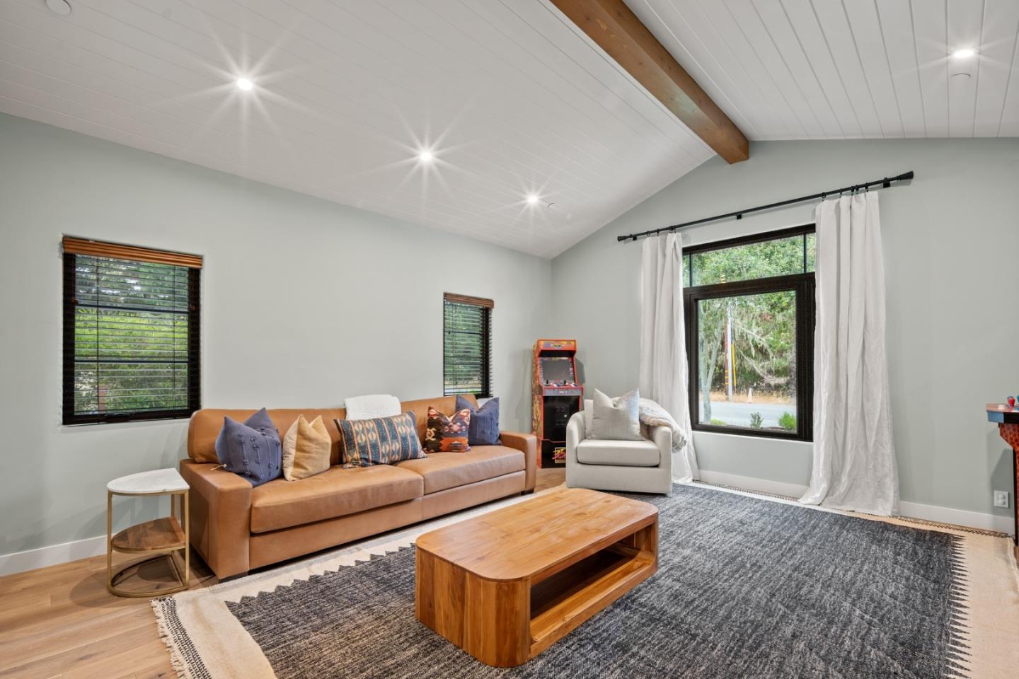 Detail Gallery Image 9 of 34 For 543 Asilomar Blvd, Pacific Grove,  CA 93950 - 5 Beds | 5/1 Baths