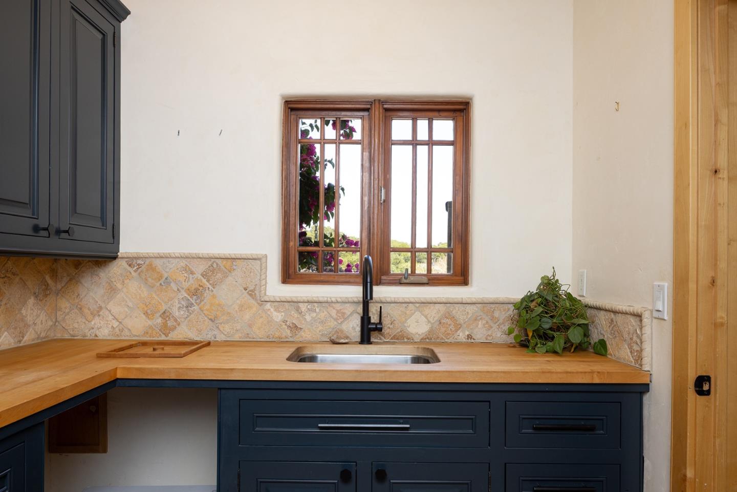Detail Gallery Image 13 of 39 For 175 Chaparral Rd, Carmel Valley,  CA 93924 - 5 Beds | 2/1 Baths