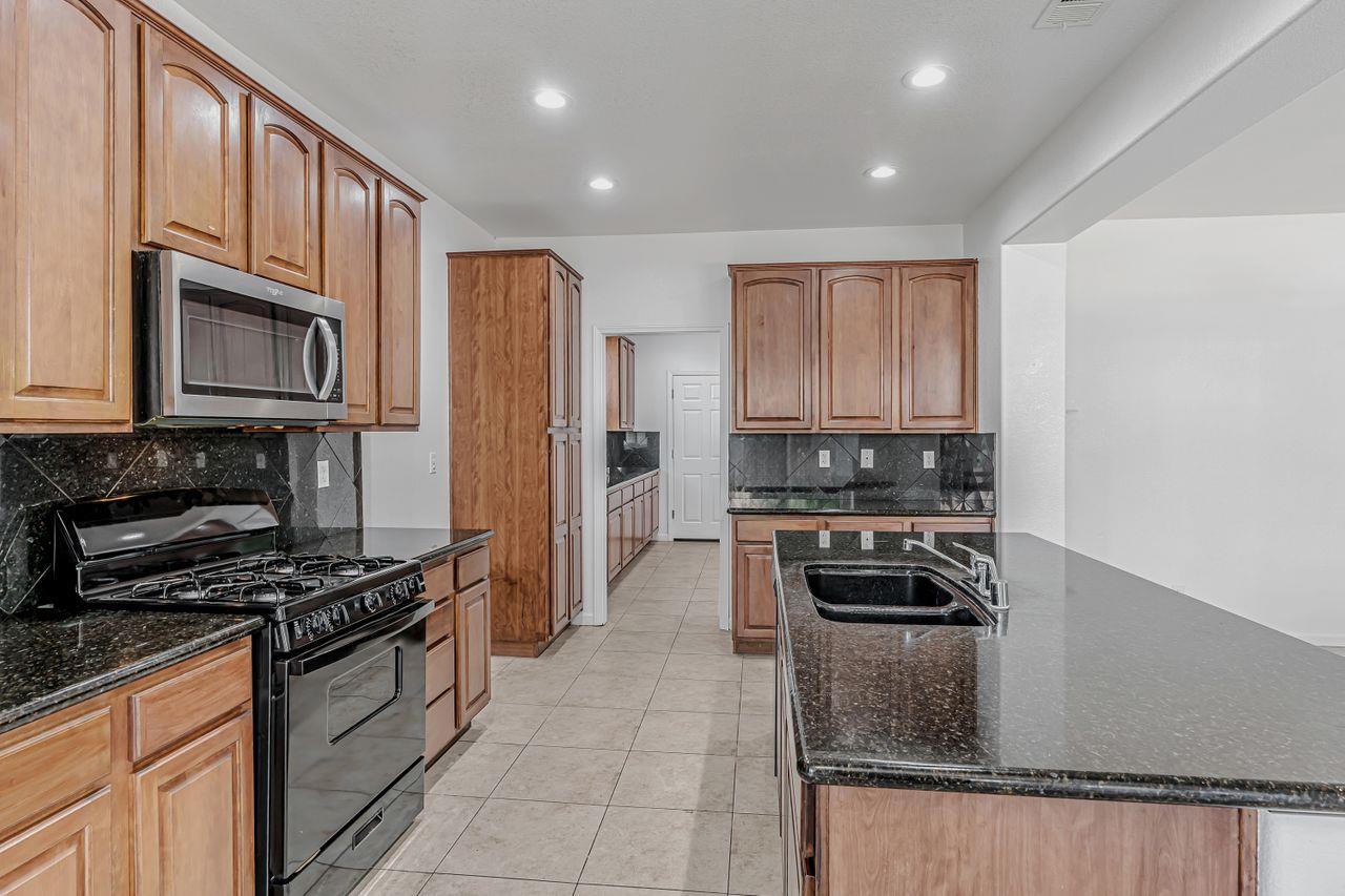 Detail Gallery Image 14 of 69 For 1619 Tumbleweed Way, Los Banos,  CA 93635 - 4 Beds | 3 Baths