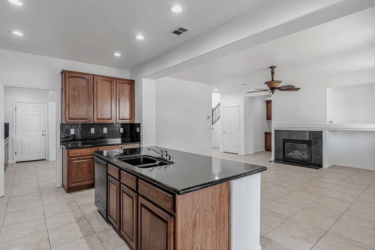 Detail Gallery Image 15 of 69 For 1619 Tumbleweed Way, Los Banos,  CA 93635 - 4 Beds | 3 Baths