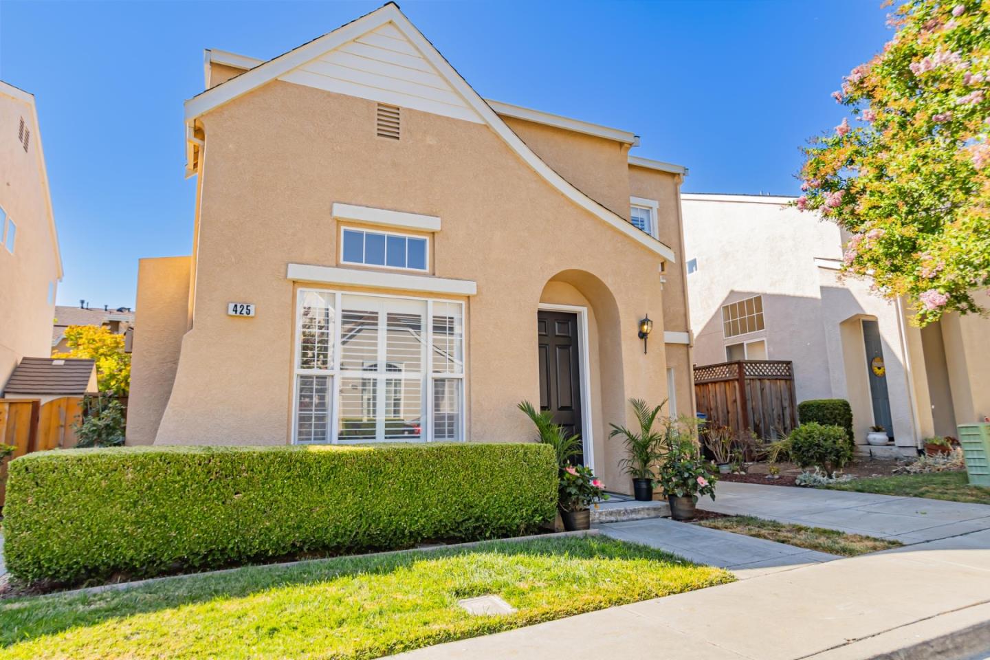 Detail Gallery Image 3 of 34 For 425 Knollcrest Ave, San Jose,  CA 95138 - 4 Beds | 2/1 Baths