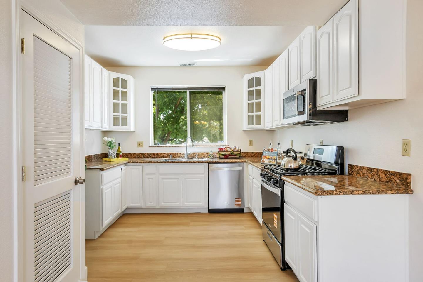 Detail Gallery Image 12 of 48 For 425 Carpentier Way, San Jose,  CA 95111 - 3 Beds | 2/1 Baths