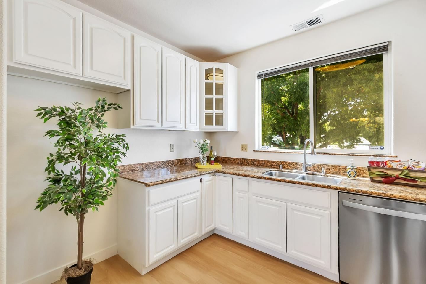 Detail Gallery Image 14 of 48 For 425 Carpentier Way, San Jose,  CA 95111 - 3 Beds | 2/1 Baths