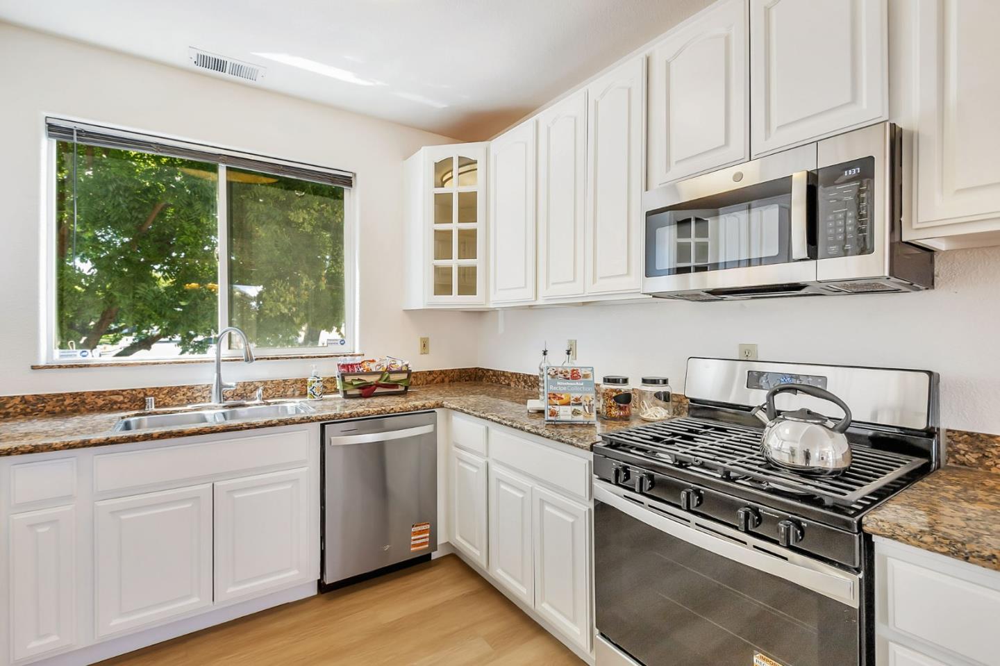 Detail Gallery Image 15 of 48 For 425 Carpentier Way, San Jose,  CA 95111 - 3 Beds | 2/1 Baths