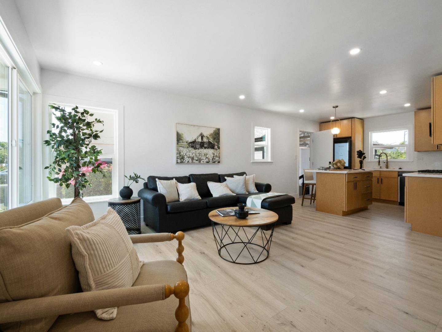 Detail Gallery Image 4 of 26 For 920 Delaware Ave, Santa Cruz,  CA 95060 - 2 Beds | 1 Baths