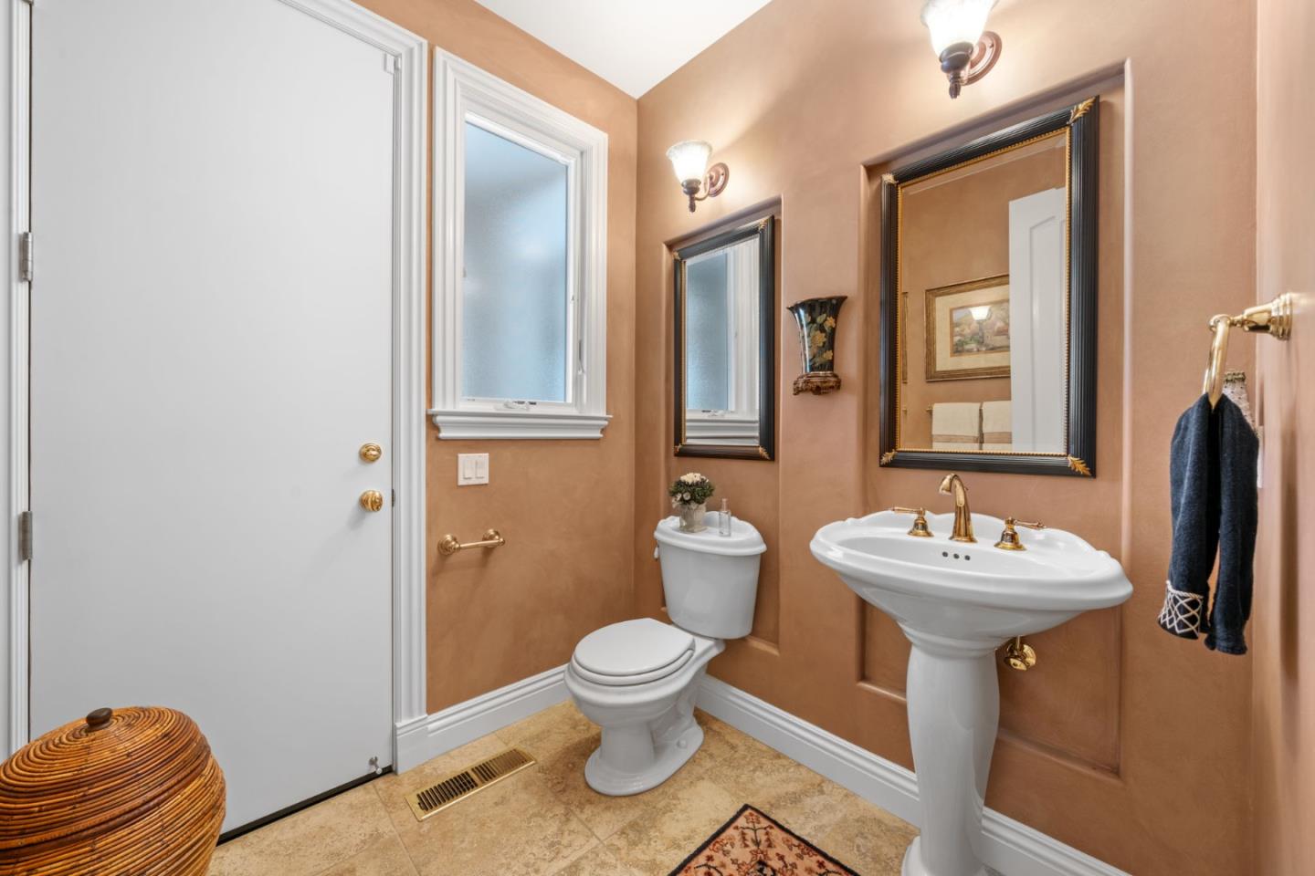 Detail Gallery Image 13 of 58 For 6585 Redwood Retreat Rd, Gilroy,  CA 95020 - 4 Beds | 3/1 Baths