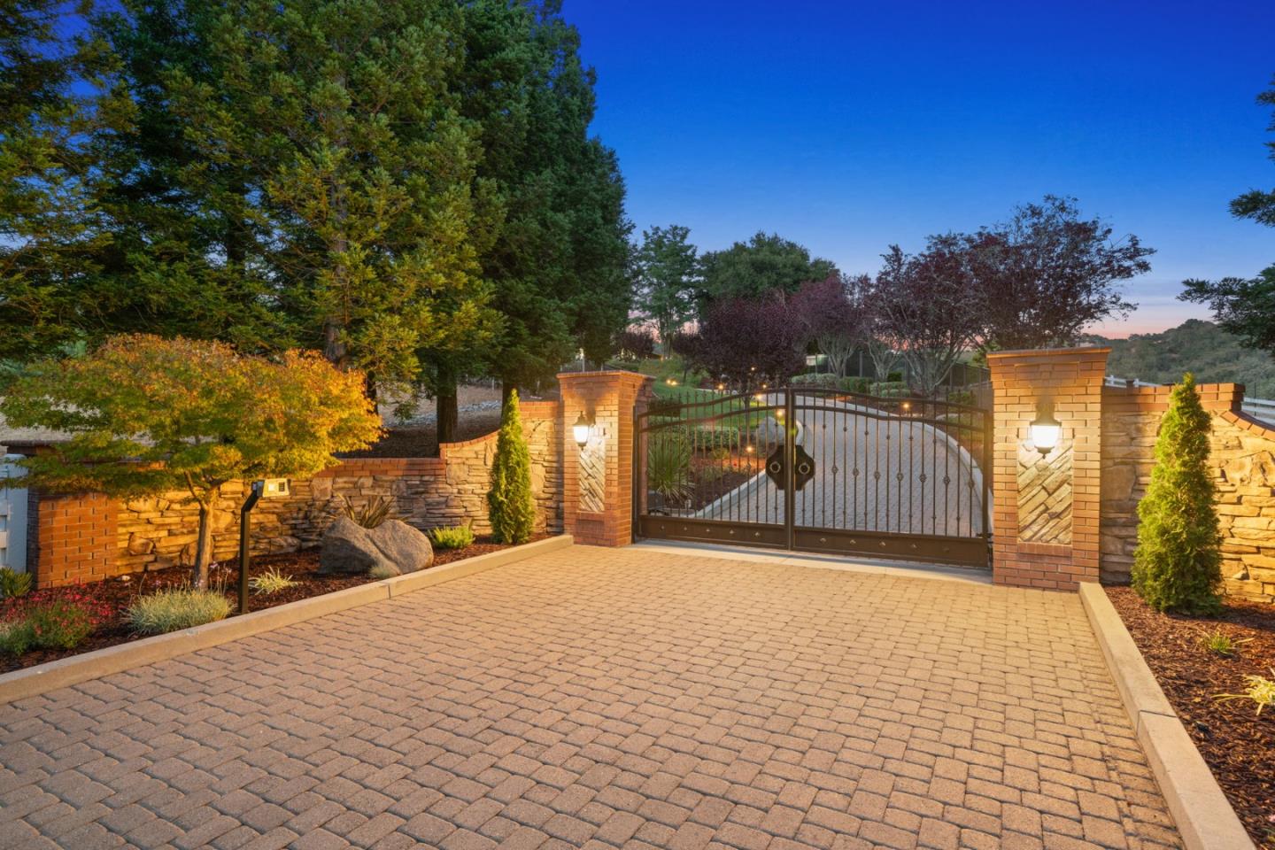 Detail Gallery Image 2 of 58 For 6585 Redwood Retreat Rd, Gilroy,  CA 95020 - 4 Beds | 3/1 Baths