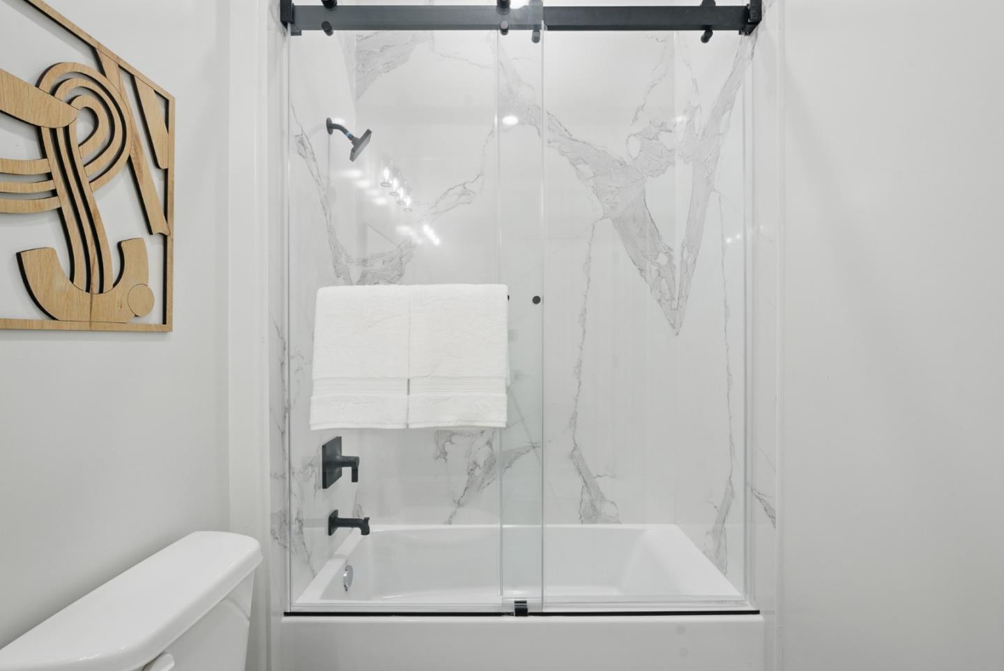 Detail Gallery Image 15 of 41 For 6868 Moore Dr, Oakland,  CA 94611 - 5 Beds | 4 Baths