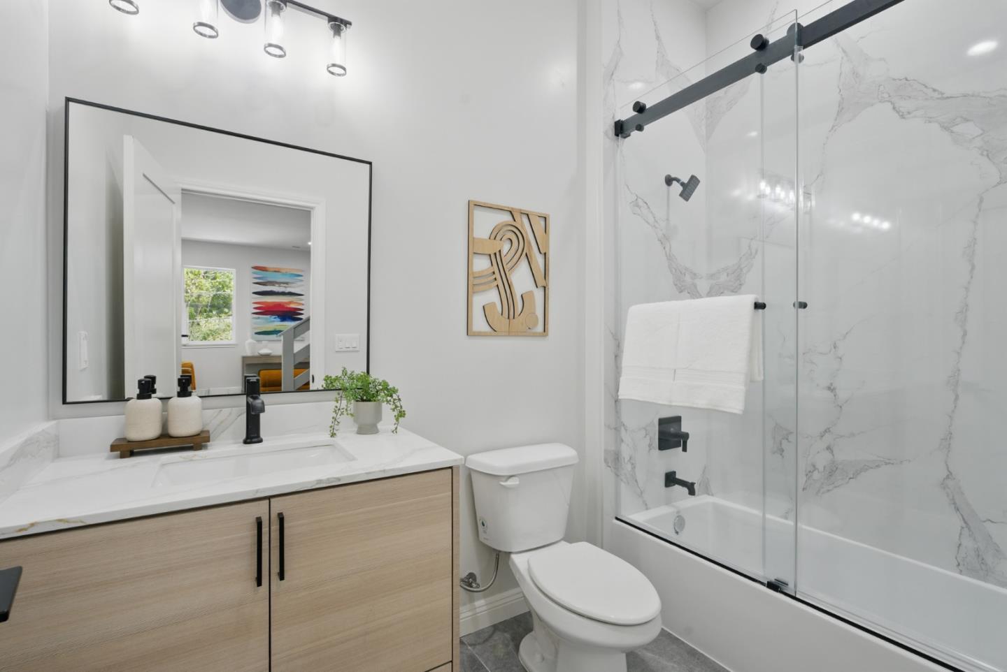 Detail Gallery Image 16 of 41 For 6868 Moore Dr, Oakland,  CA 94611 - 5 Beds | 4 Baths