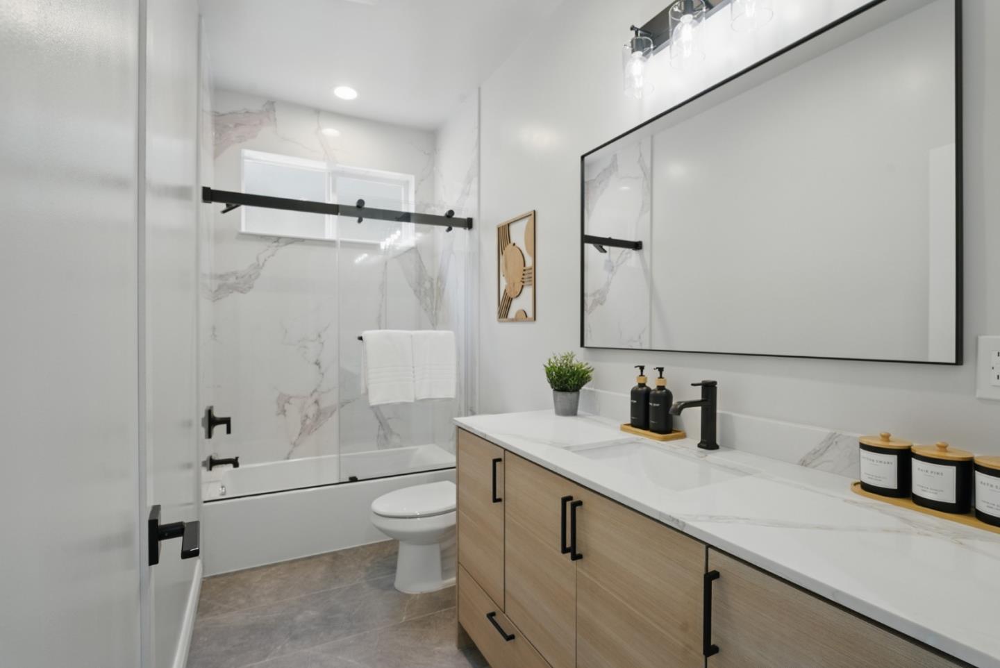 Detail Gallery Image 29 of 41 For 6868 Moore Dr, Oakland,  CA 94611 - 5 Beds | 4 Baths