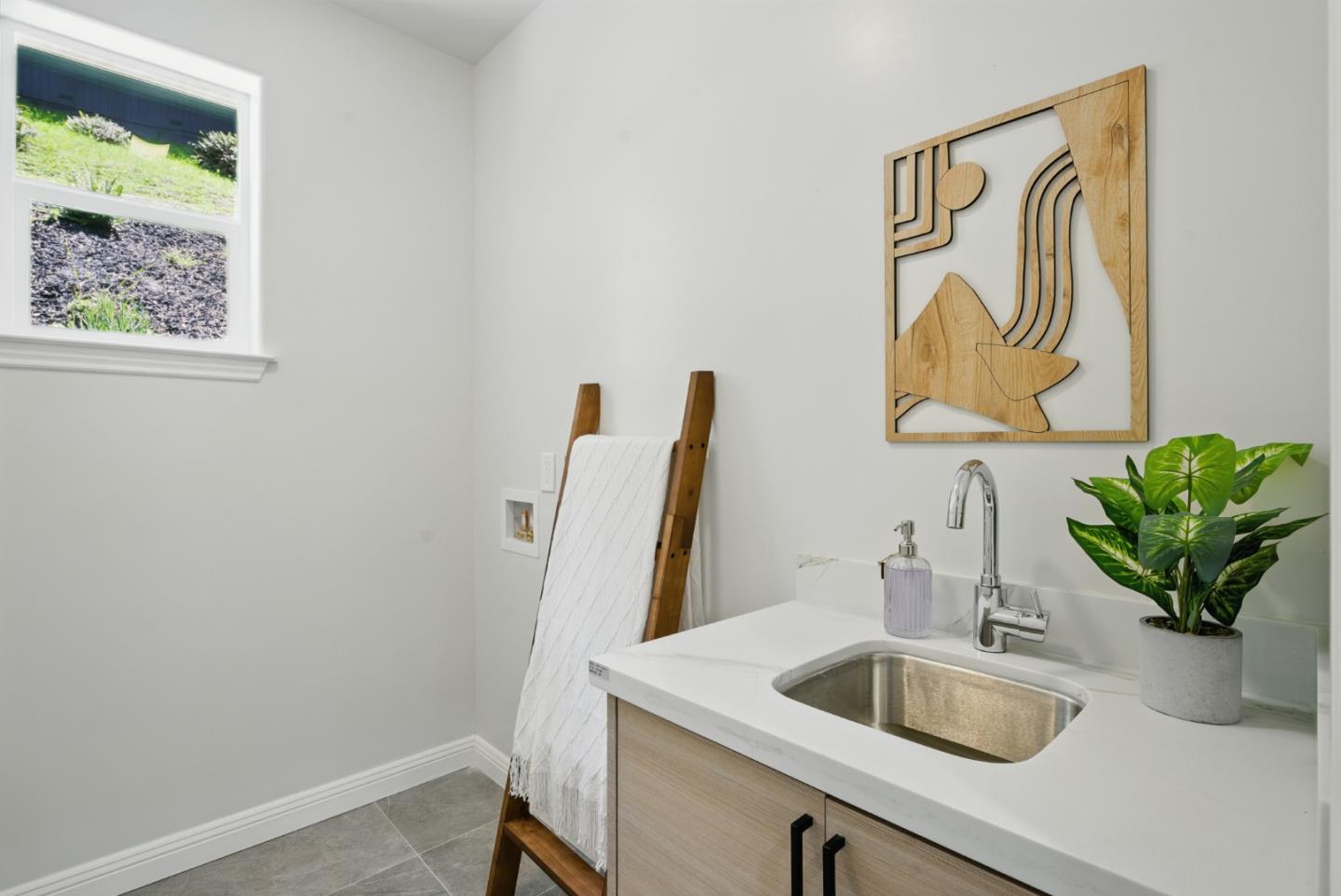 Detail Gallery Image 32 of 41 For 6868 Moore Dr, Oakland,  CA 94611 - 5 Beds | 4 Baths