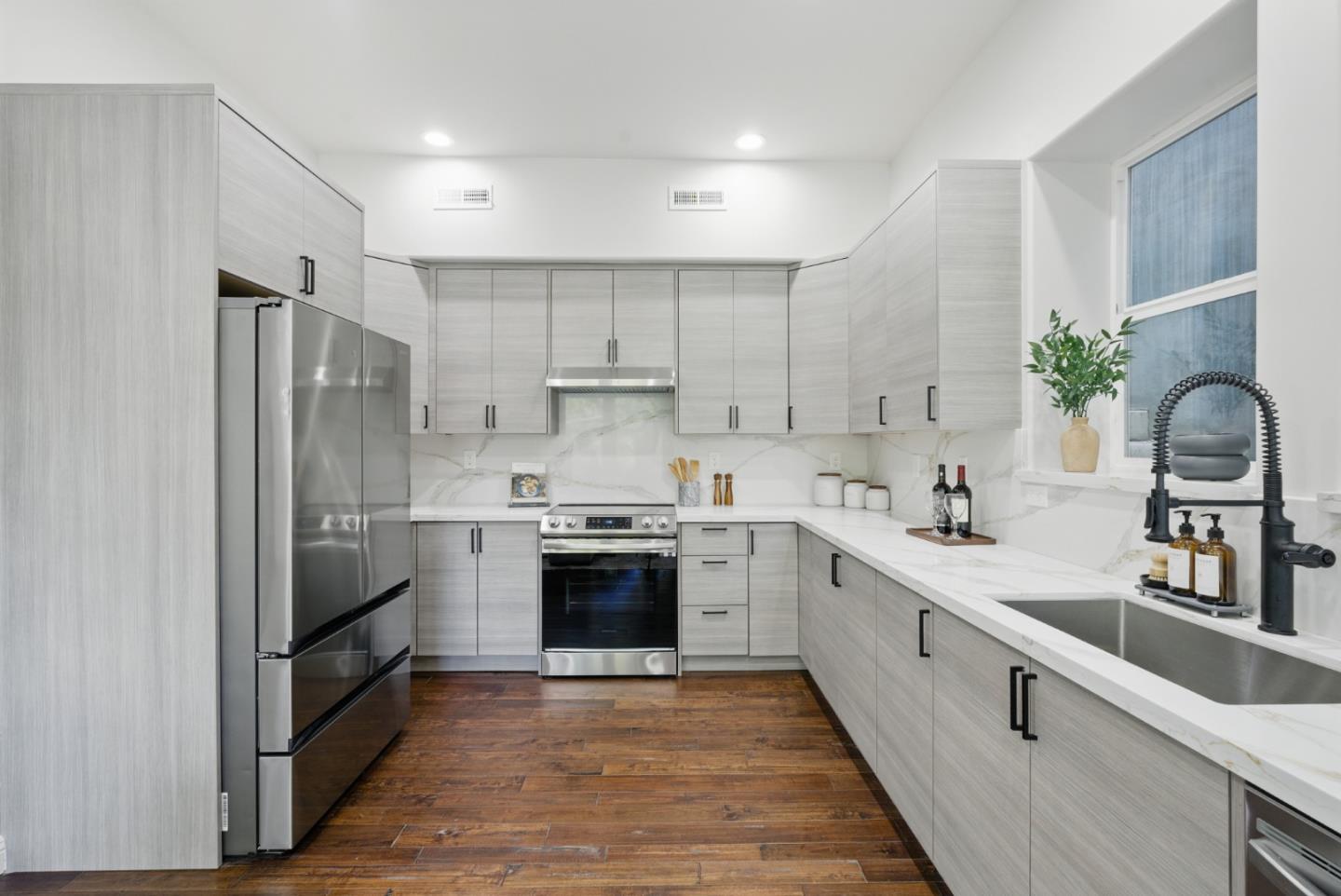Detail Gallery Image 8 of 41 For 6868 Moore Dr, Oakland,  CA 94611 - 5 Beds | 4 Baths